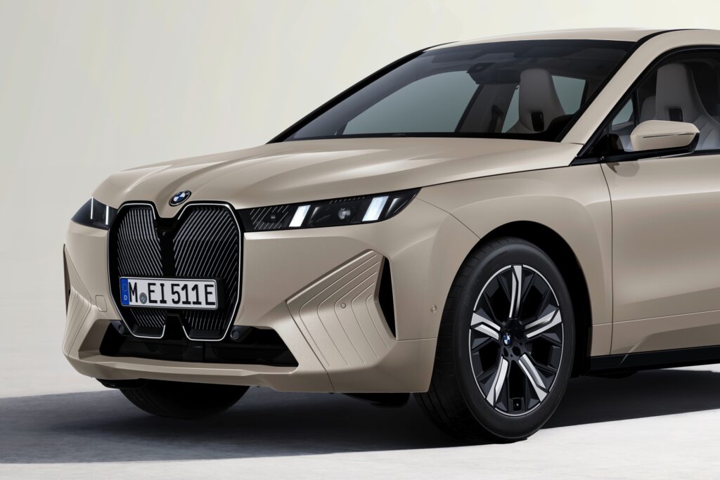 Side profile of BMW iX 2025 highlighting its bold SUV proportions