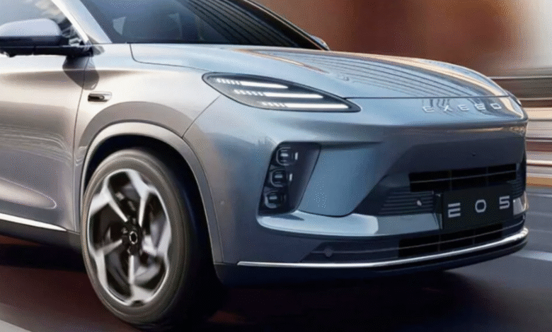 Exeed Exlantix E05 front view with Porsche-inspired headlights and LED DRLs