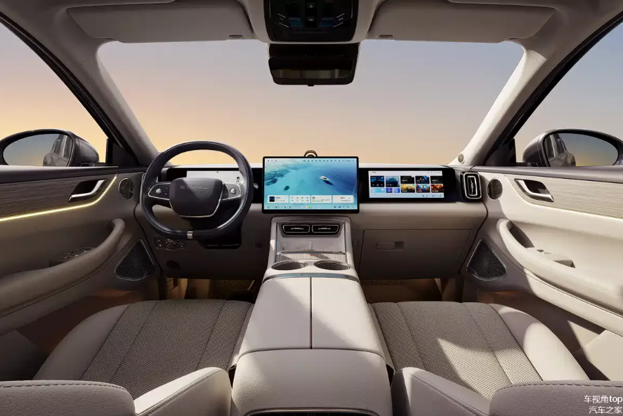 Minimalist Exeed Exlantix E05 interior with multiple digital screens