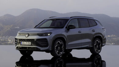 Front three-quarter view of the Volkswagen Tayron 2025 in R-Line trim