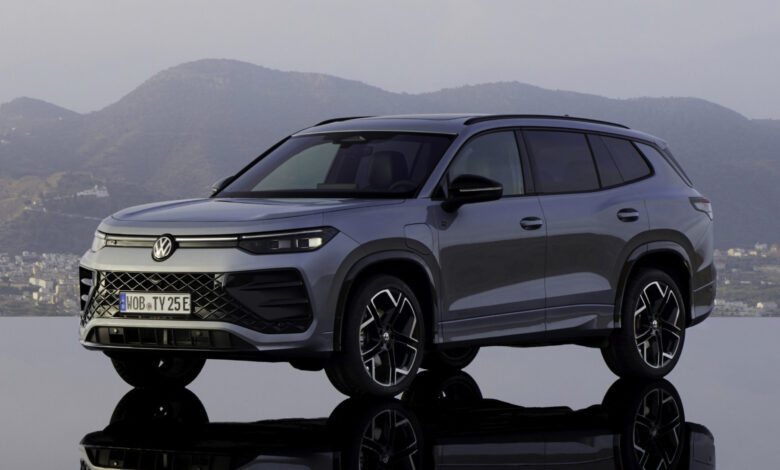 Front three-quarter view of the Volkswagen Tayron 2025 in R-Line trim