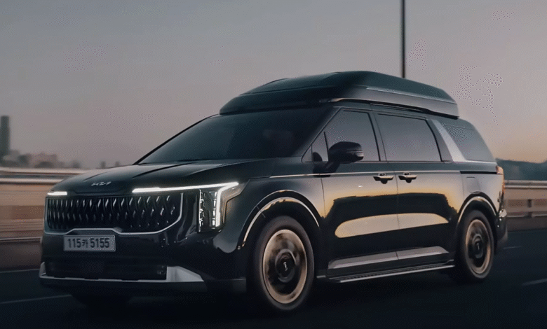 2026 Kia Carnival Hi Limousine side profile with high roof extension